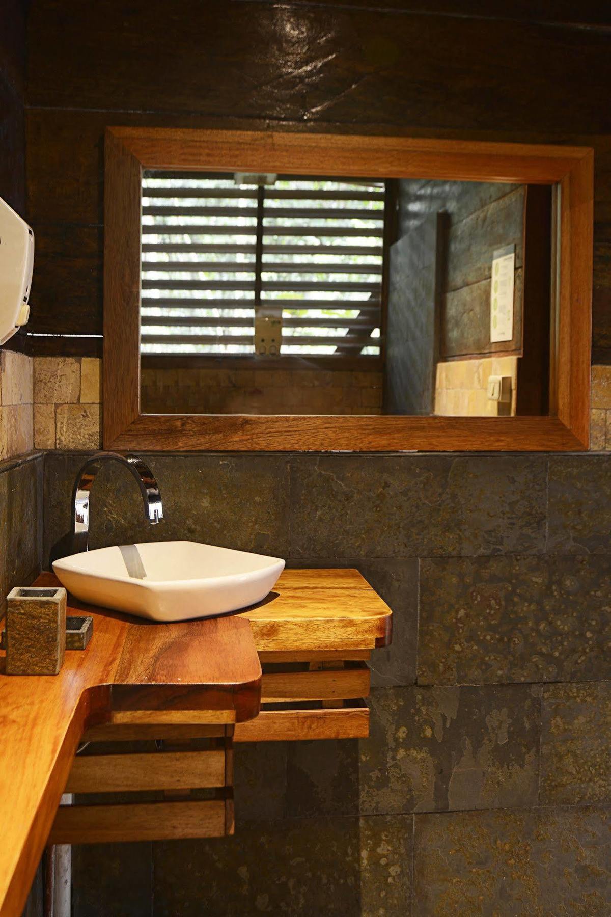 Jamu Lodge Puerto Montufar Eksteriør billede